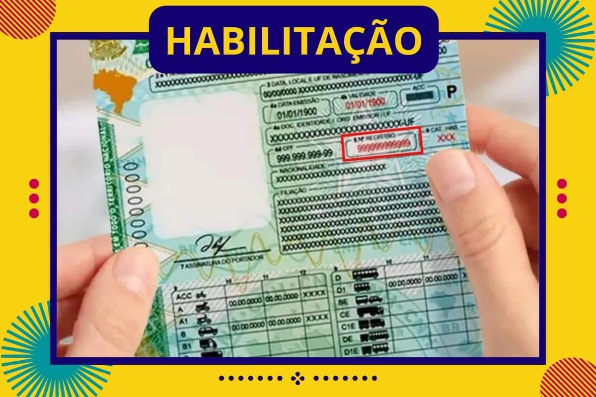 Carteira de motorista brasileira sendo segurada por uma pessoa.