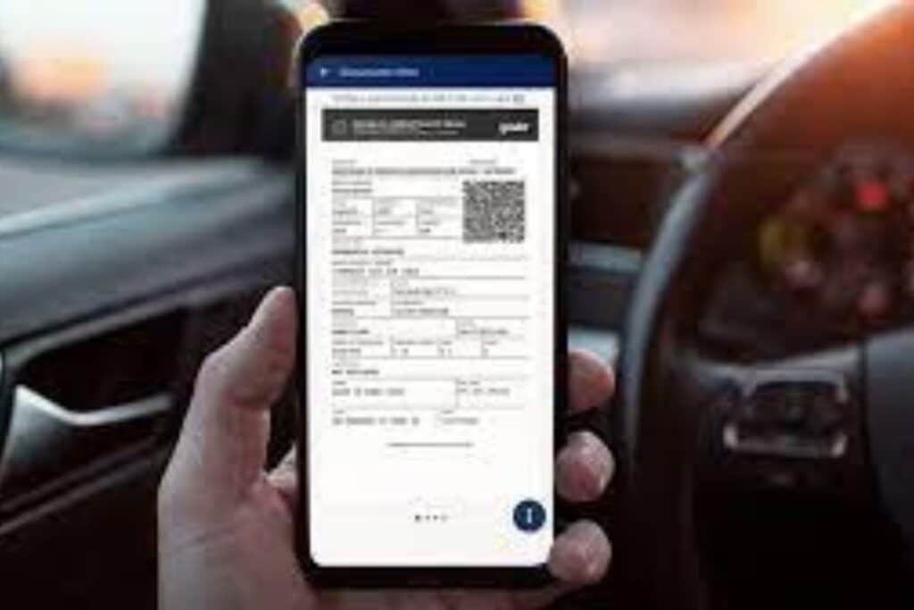Smartphone exibindo documento digital no carro.