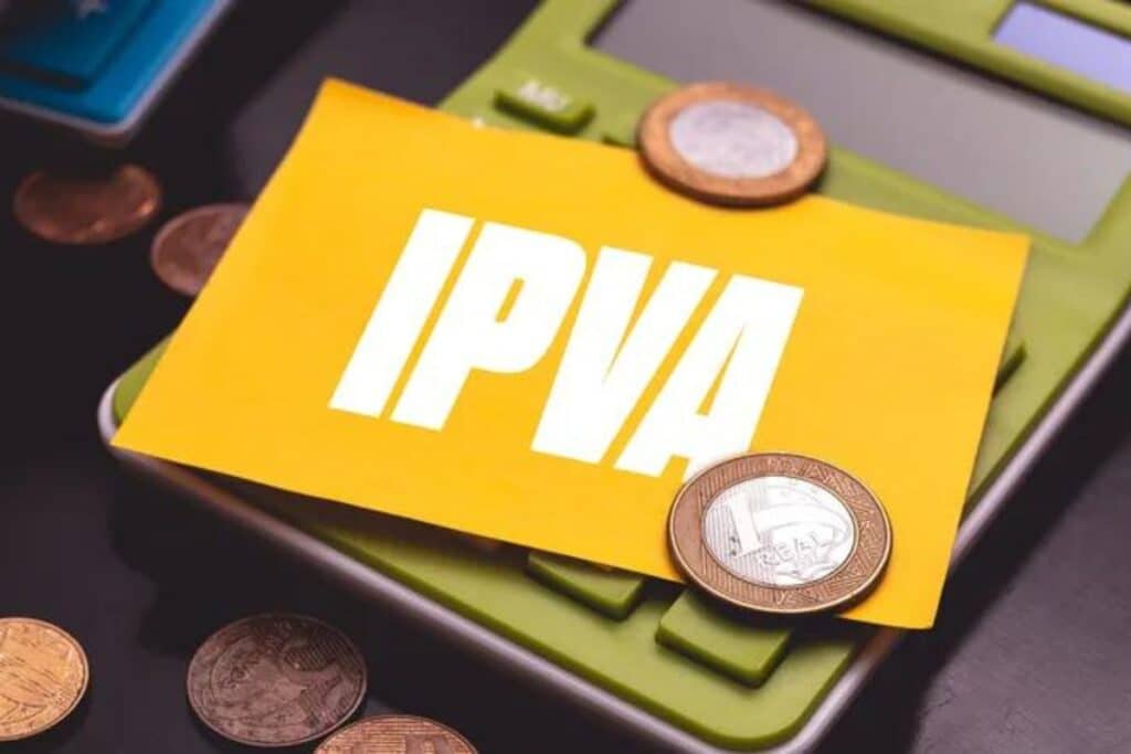 IPVA impresso em papel com moedas brasileiras.