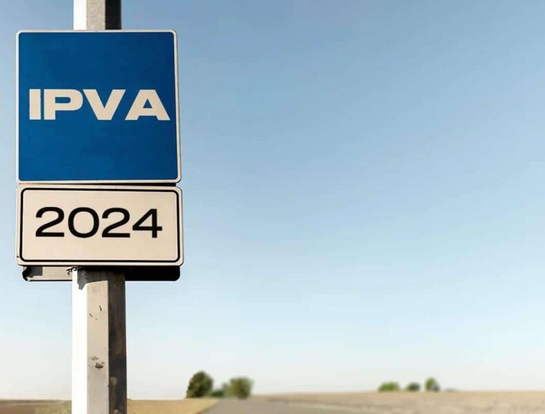 Placa IPVA 2024 em poste ao ar livre.
