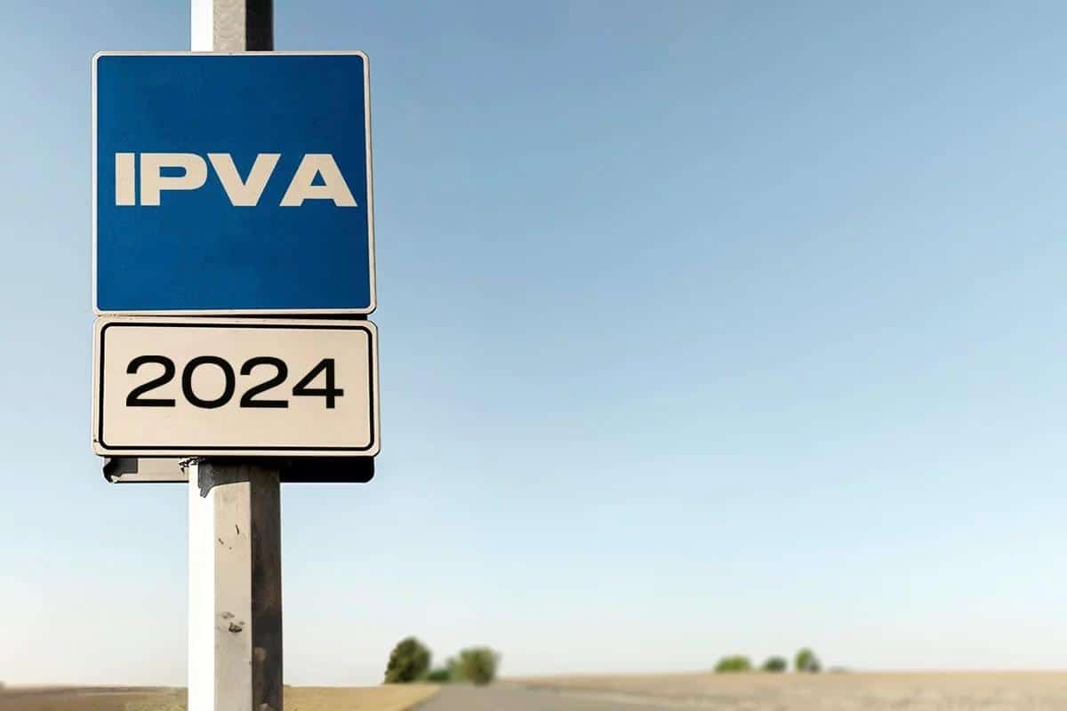 Placa IPVA 2024 em poste ao ar livre.