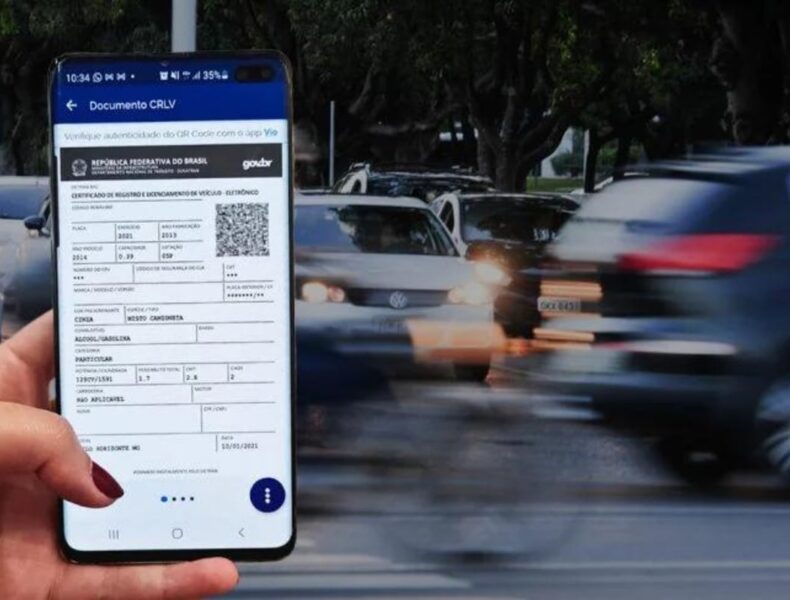 Documento veicular digital em tela de celular.